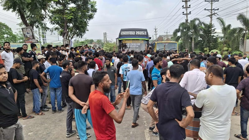 Traffic jam on Dhaka-Mymensingh highway due to workers' blockade