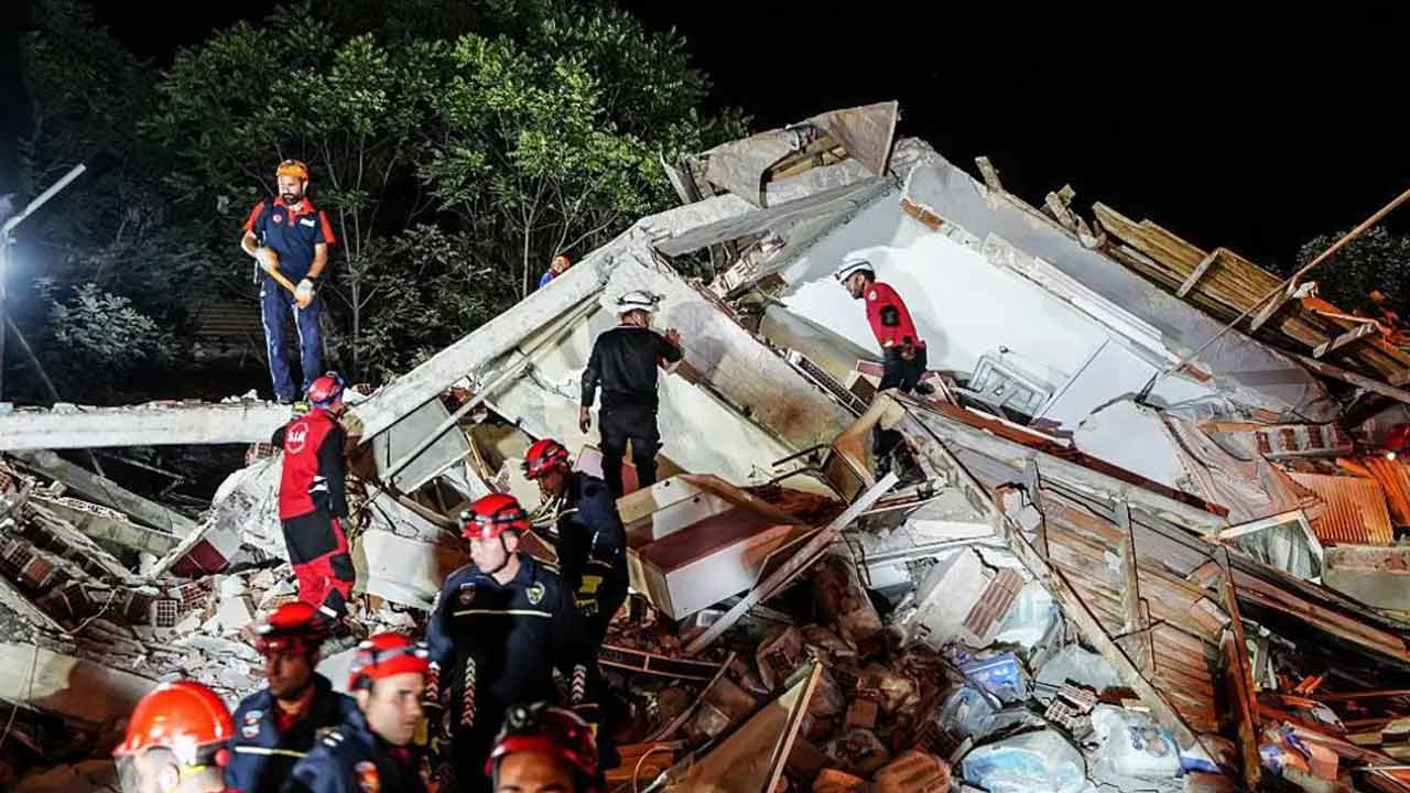 Strong earthquake hits Turkey, many buildings collapse