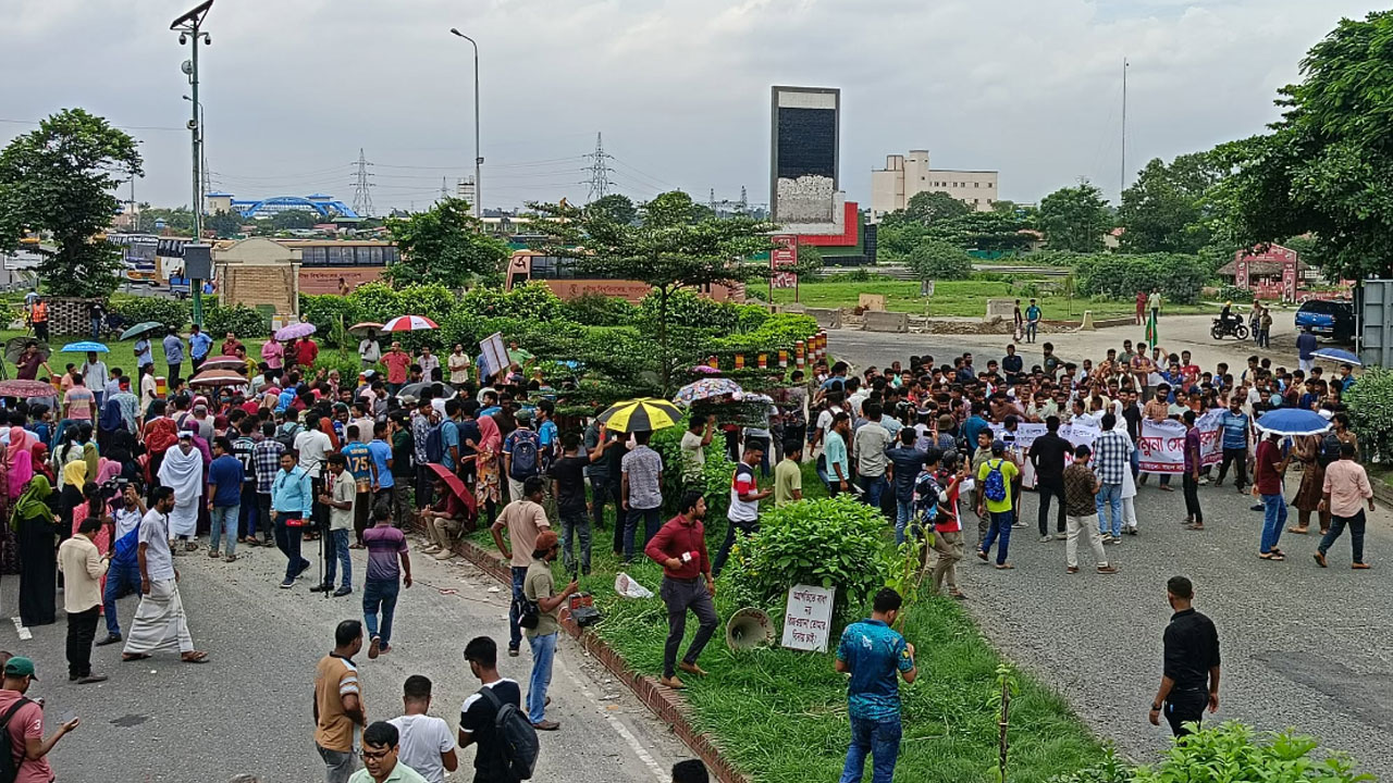 Students block Jamuna Bridge, Dhaka-North Bengal communication suspended