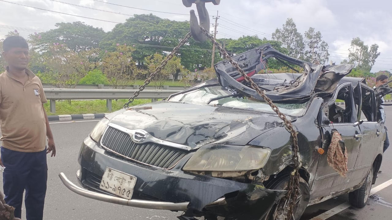 Private car overturns on expressway, 3 killed