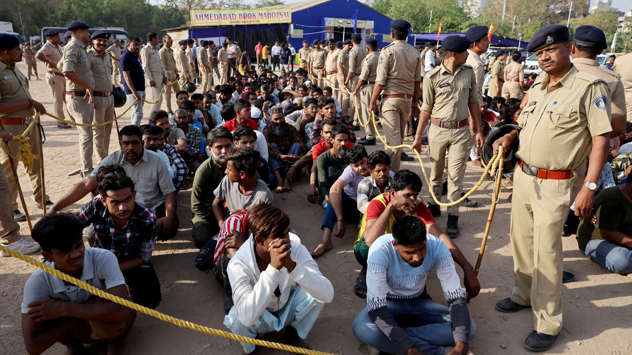 India is illegally deporting hundreds of Muslims back to Bangladesh