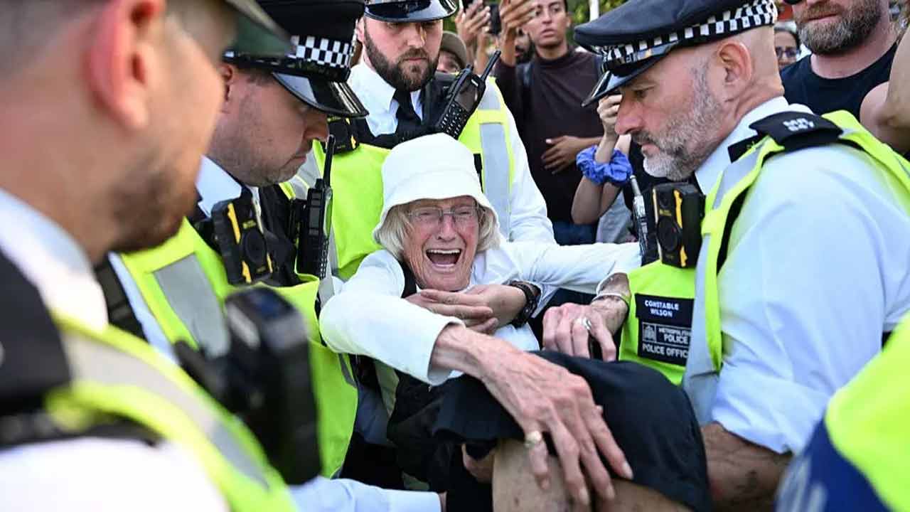Massive protests in London, nearly 500 protesters arrested