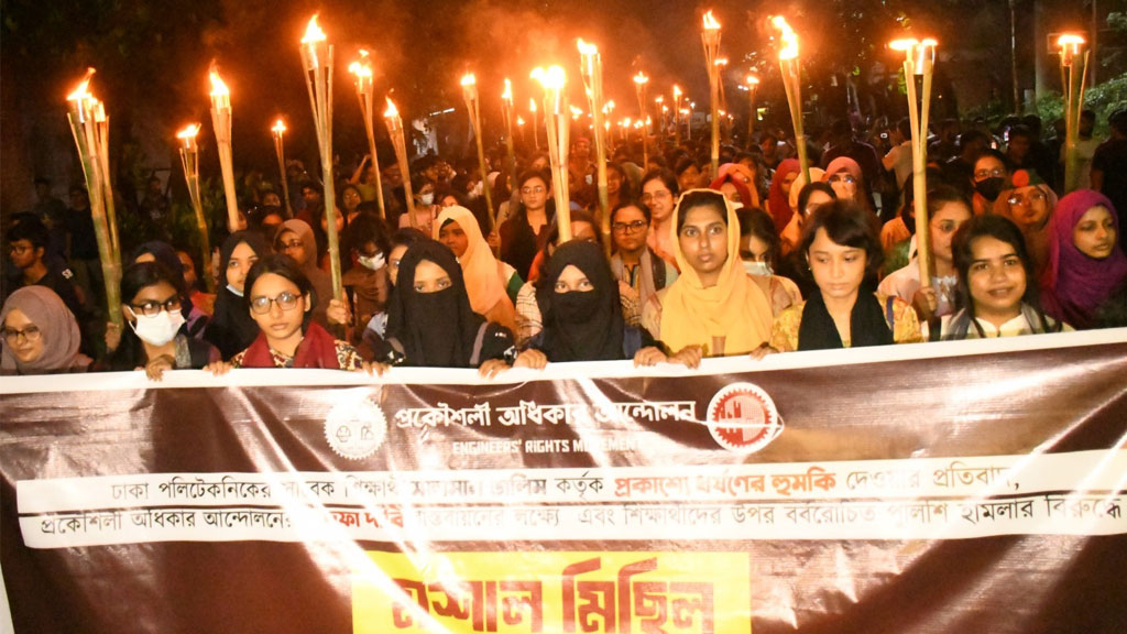 BUET students hold torchlight procession to protest police attack