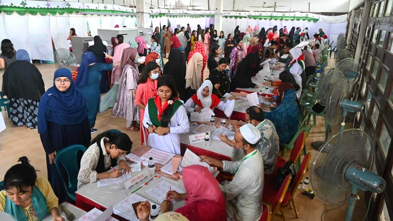 Long queue of students to vote in DUCSU elections