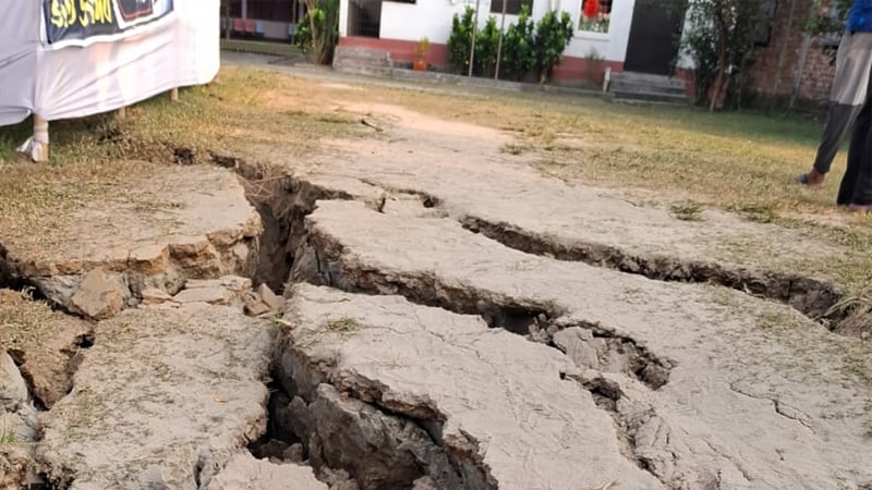 The source of the earthquake, cracks appeared in the ground in Madhavadi
